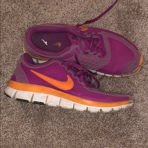 Pink nike tennis shoes